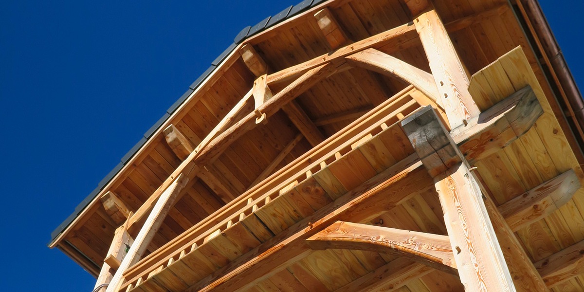 Charpente en bois apparente sous une toiture réalisée par 3B Charpente