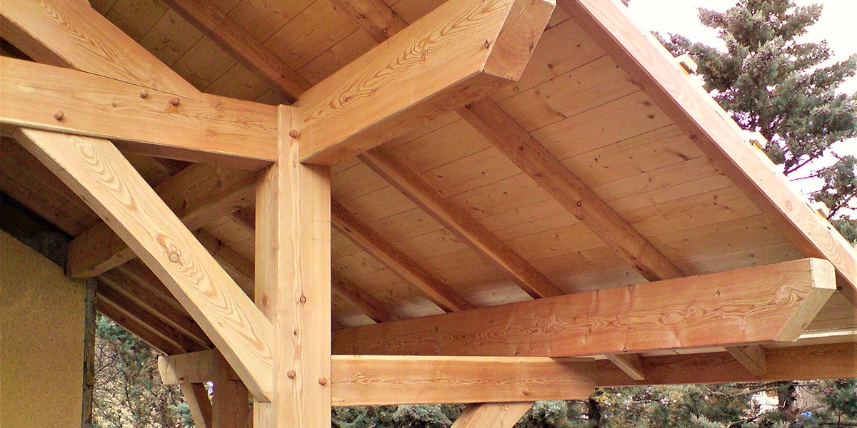 Ossature bois d'un préau construit par 3B Charpente