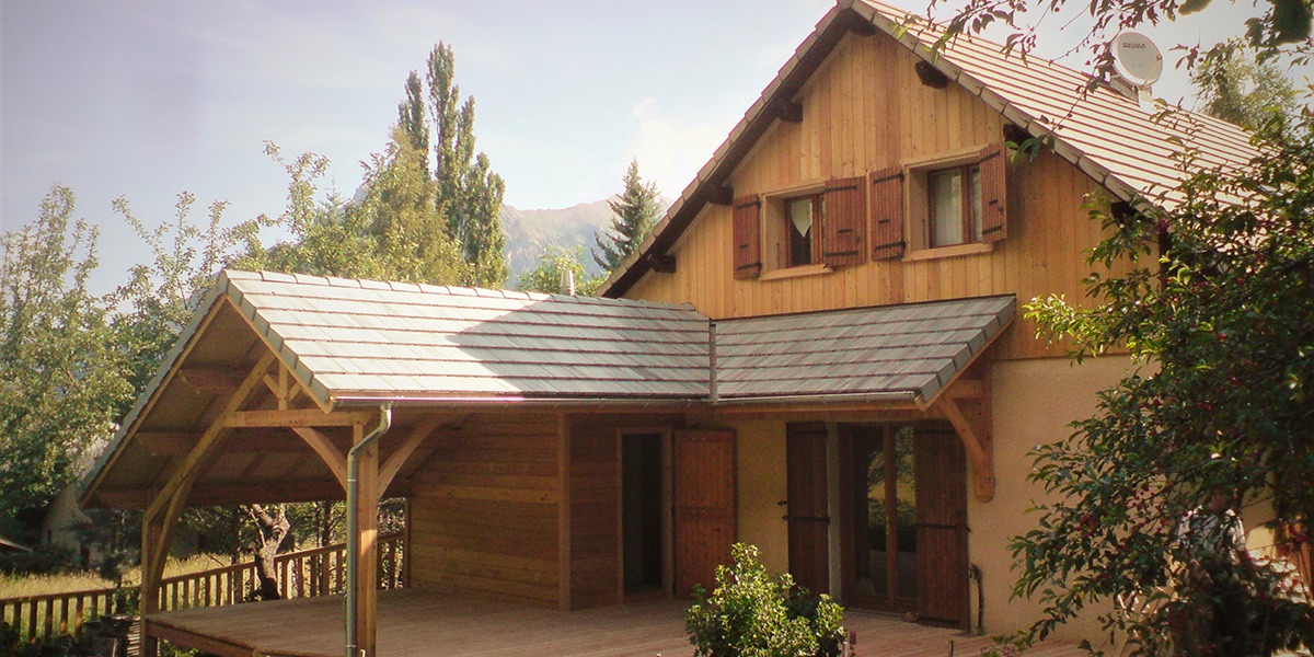 Maison à ossature bois avec terrasse couverte réalisée par 3B Charpente